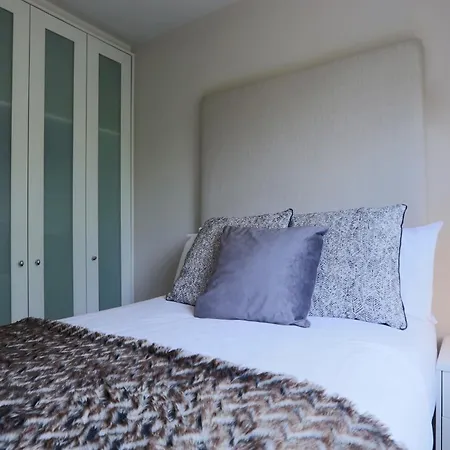 Elegant And Contemporary Large 3 Bedroom Dublin