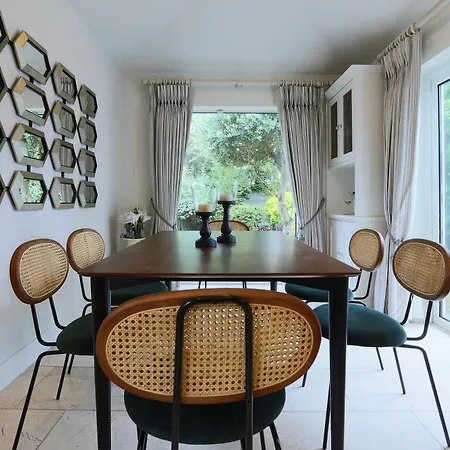 Elegant And Contemporary Large 3 Bedroom Prázdninový dům *