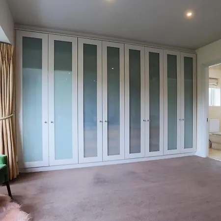 Elegant And Contemporary Large 3 Bedroom * Dublin